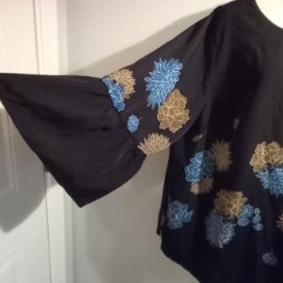 Bell sleeves black floral top - Picture 5 of 7